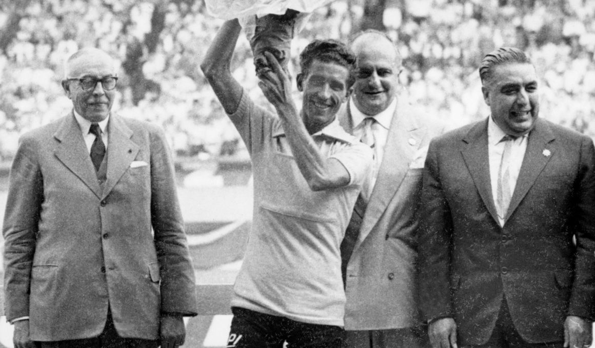 Federico Martin Bahamontes celebrando su triunfo en el Tour de 1959