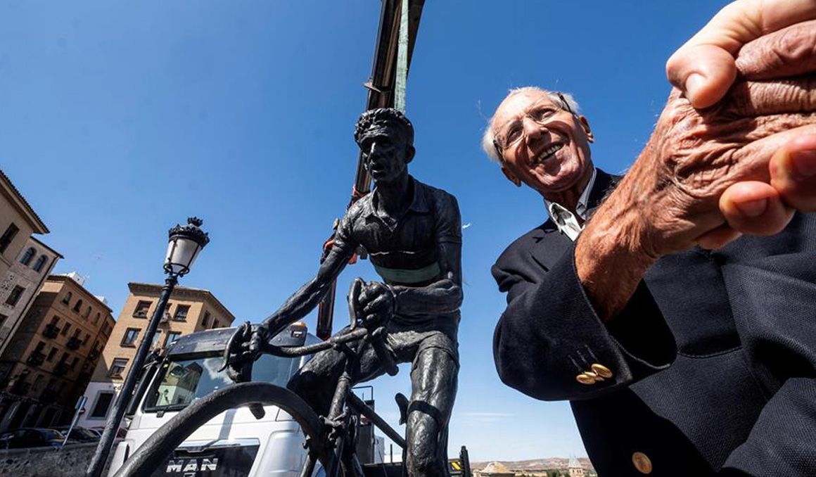 Federico Martín Bahamontes, en una imagen de archivo, ante la estatua de bronce que le homenajea en Toledo.