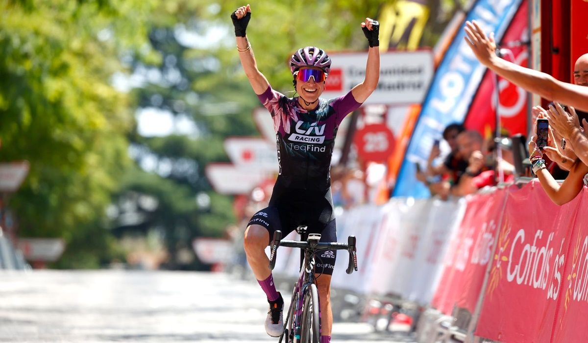 Mavi García celebrando su triunfo en el reciente campeonato de España en ruta