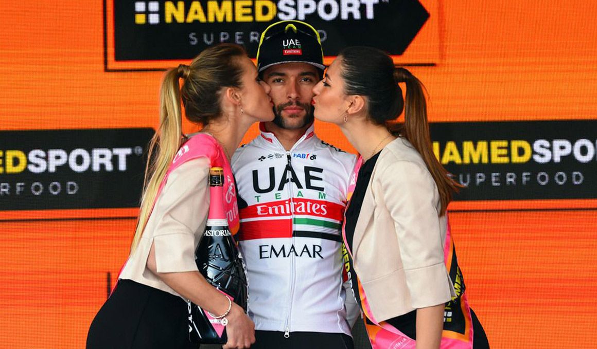 Fernando Gaviria, ganador en Orbello tras la descalificación de Viviani 
