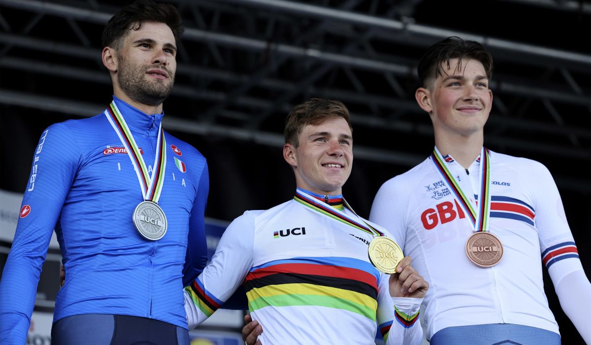 Remco Evenepoel, campeón Mundial contrarreloj, escoltado en el podio por Filippo Ganna y Joshua Tarling