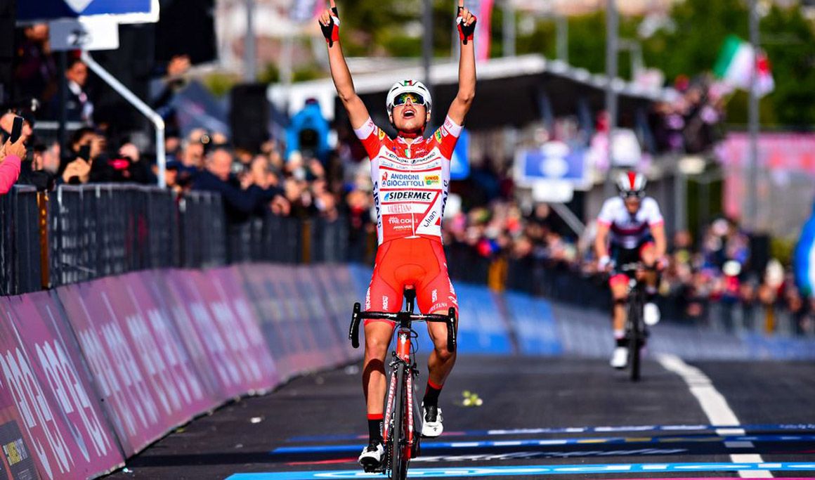 Exhibición de Masnada; maglia rosa para Conti
