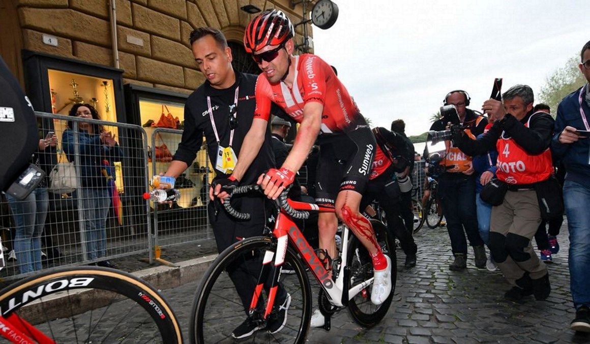 Así llegó ayer a meta Tom Dumoulin: con la rodilla izquierda ensangrentada y gestos de mucho dolor. Foto: Bettini Photo