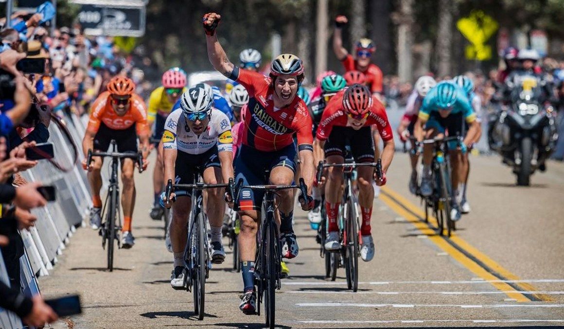 Iván García Cortina levanta el brazo con rabia tras conseguir en California su primera victoria como profesional. 