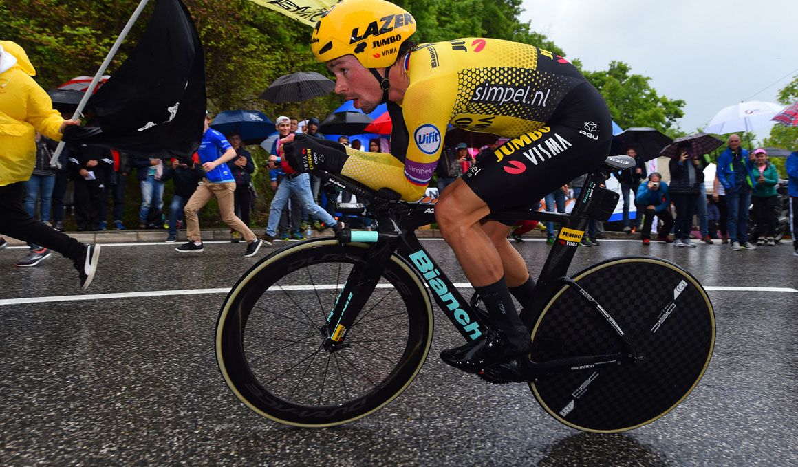 Roglic arrasa a sus rivales en la crono de San Marino. Conti mantiene la maglia rosa