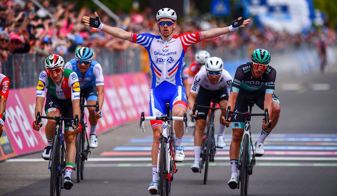 Arnaud Démare se impone en un accidentado sprint 