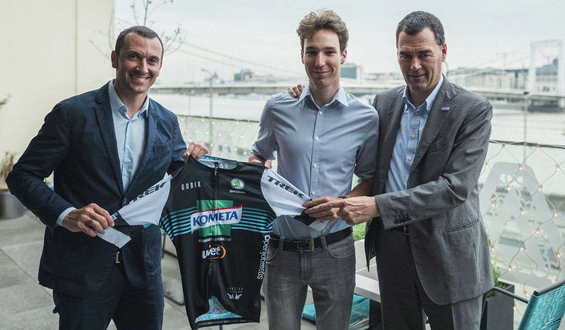 El ciclista húngaro, en el centro de la imagen, junto a Giacomo Pedranzini, CEO de Kometa (der), e Ivan Basso, mánager deportivo del equipo. Foto: Vanik Zoltán