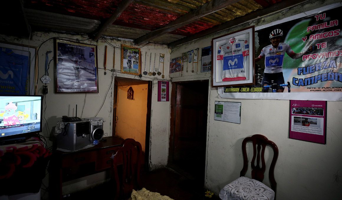 Fotografía del interior de la vivienda familiar de Richard Carapaz, situada en una zona rural a pocos kilómetros de la frontera con Colombia. EFE