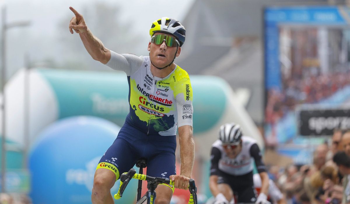 Mike Teunissen se regala una victoria de prestigio en el Renewi Tour