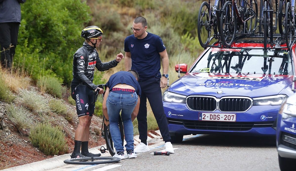 Remco Evenepoel (Soudal Quick Step) fue uno de los afectados por la lluvia de pinchazos