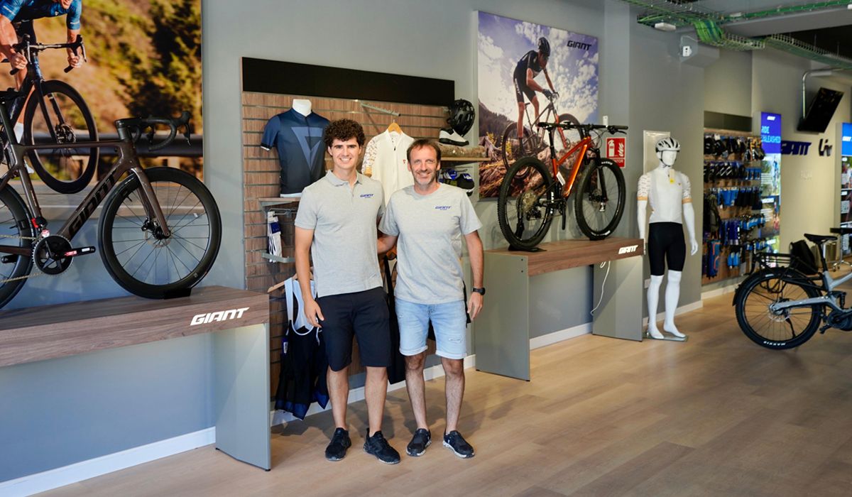 Miguel Induráin Jr y Xisco Lliteras posan en la nueva Giant Store de Palma.