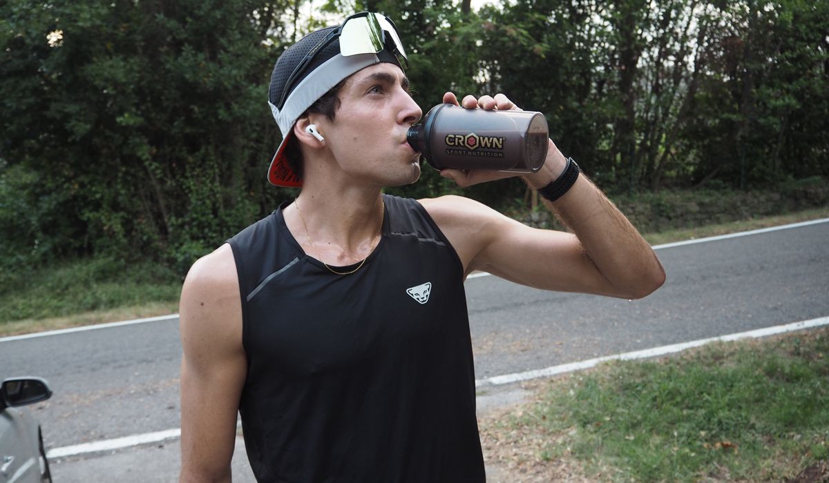 Oriol Cardona, deportista de esquí de montaña y skyrunning, tomando un batido recuperador tras un entrenamiento