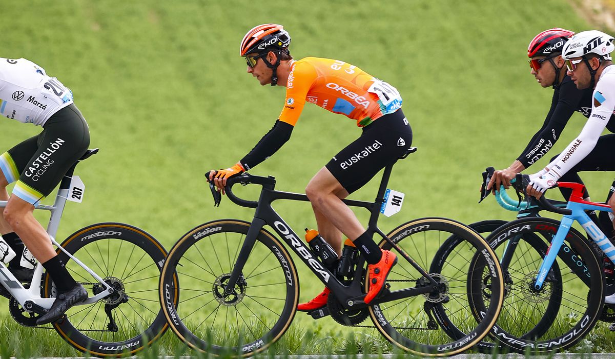 Unai Iribar ficha por el Equipo Kern Pharma