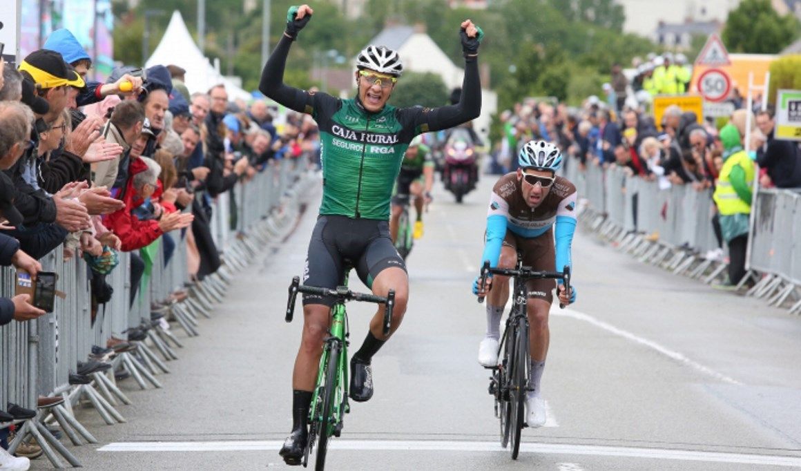 Moreira (Caja Rural) estrena su palmarés, en la Boucles de La Mayenne, tras rematar una fuga