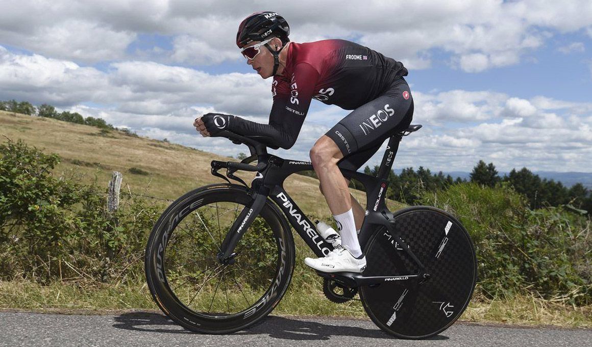 Imagen de Chris Froome de esta misma mañana, durante el reconocimiento del circuito, instantes antes de sufrir el accidente que aleja del Tour de Francia. Foto: Bettini Photo