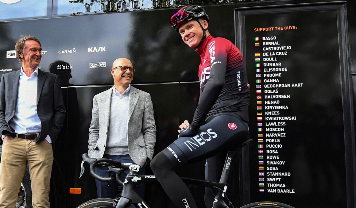 Dave  Brailsford, en el centro de la imagen, junto a Chris Froome y Jim Ratcliffe (izda), dueño de la multinacional Ineos, que patrocina desde el 1 de mayo al equipo británico. 