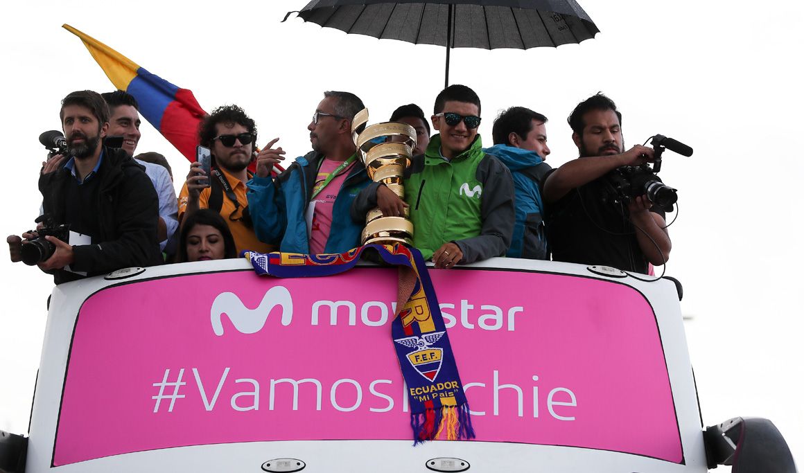 Una multitud recibe en Quito a Carapaz, el héroe ecuatoriano del Giro