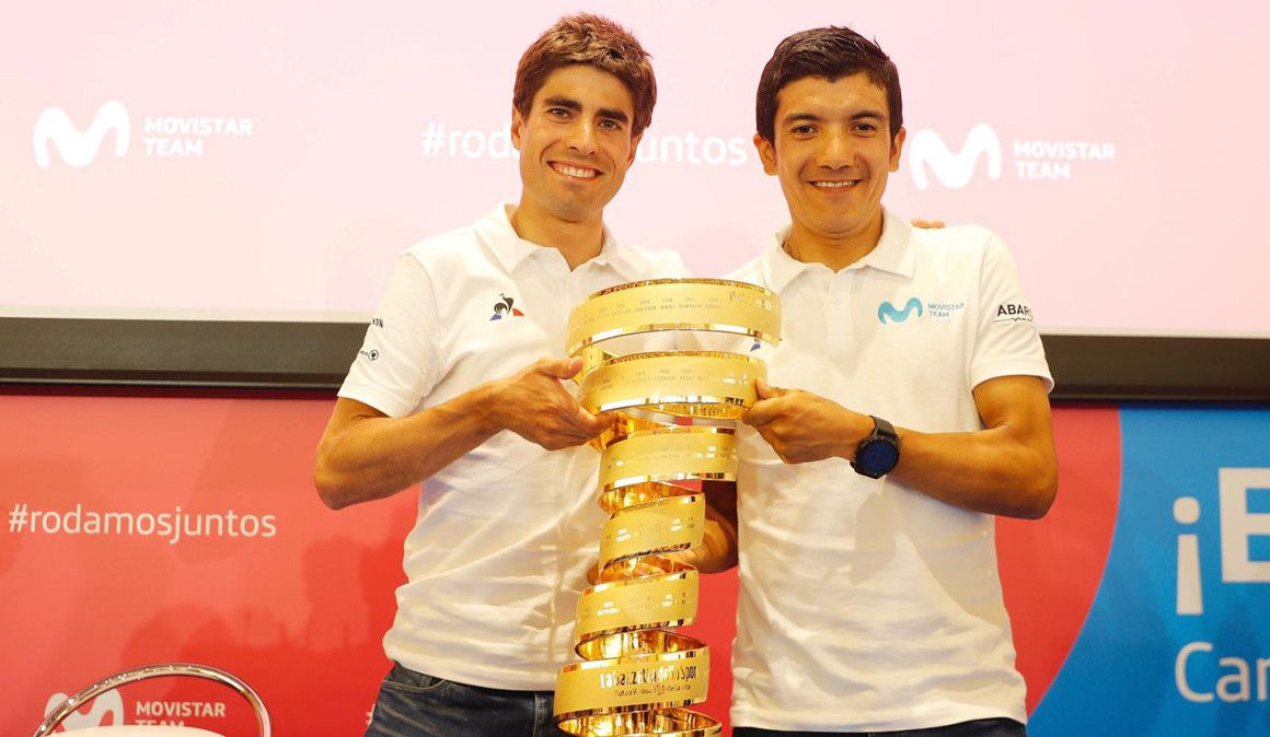 Richard Carapaz y Mikel Landa sujetan el Trofeo "Senza Fine", que se otorga al campeón del Giro, en el encuentro con la prensa que tuvieron en la sede de Telefónica en Madrid hace una semana. Foto: Photo Gomez Sport