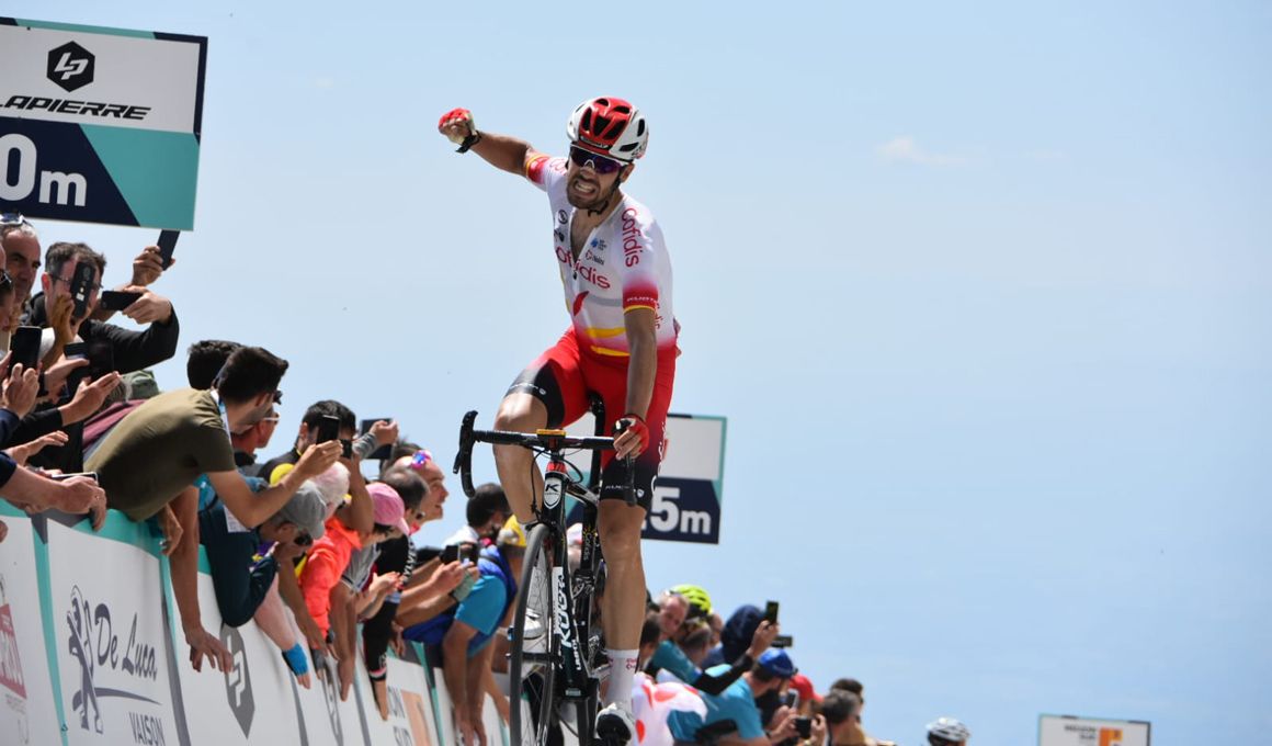 Jesús Herrada sorprende a Bardet y gana la Mont Ventoux Dénivele Challenge