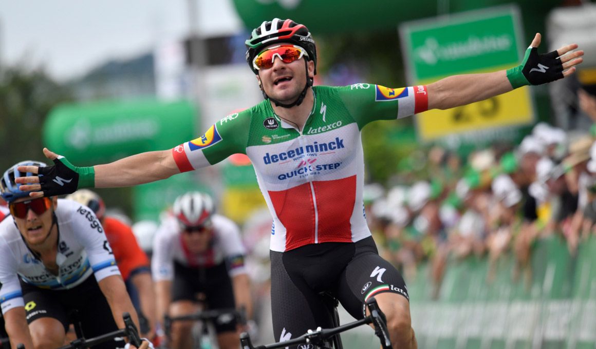 Elia Viviani, a la derecha de la imagen, supera en el cerrado sprint con el que se ha resuelto la 4ª etapa a Matthews (izda) y Sagan (centro)