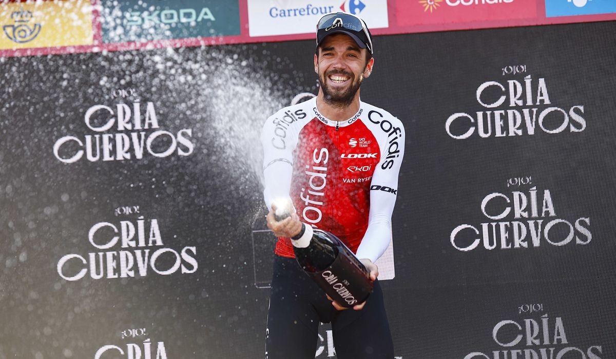 Jesús Herrada celebra en el podio su triunfo en La Laguna Negra