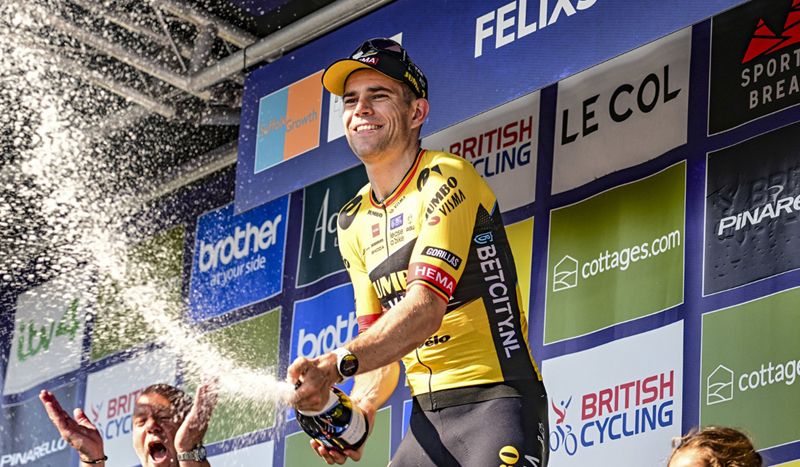 Wout van Aert celebrando en el podio su victoria Wout van Aert celebrando en el podio su victoria