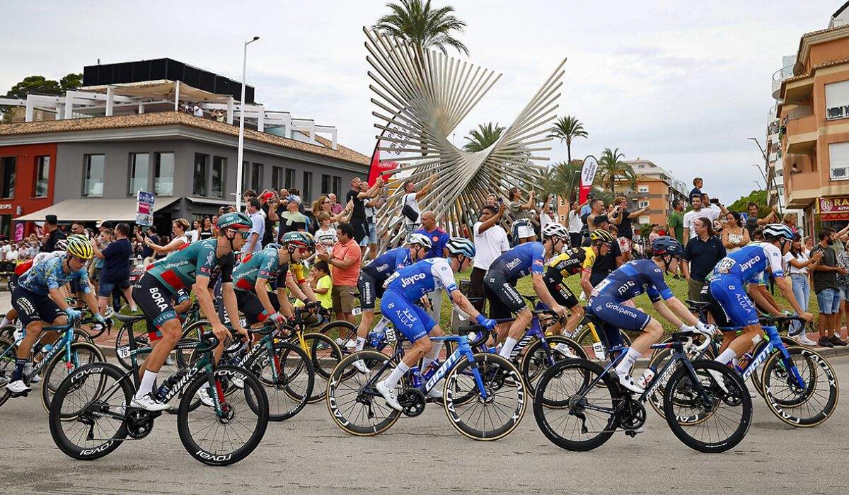 El pelotón de La Vuelta 2023 a su paso por una localidad