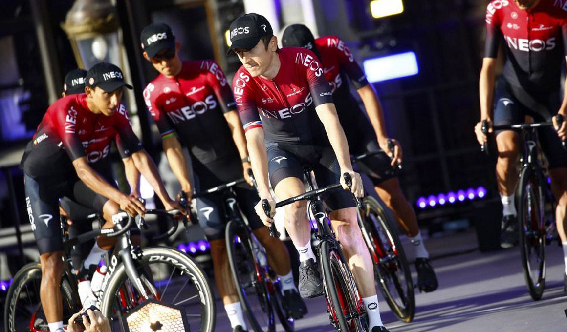 Geraint Thomas, con Egan Bernal a su derecha, durante la presentación oficial de los equipos que participarán en el Tour 2019. 