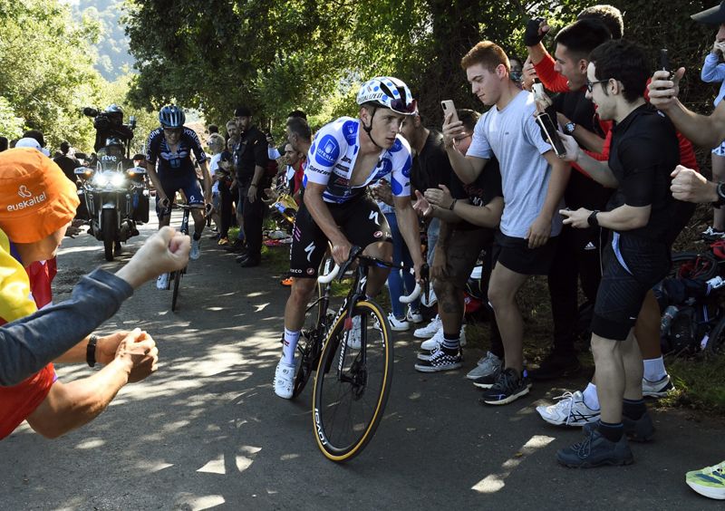 Momento en el que Evenepoel suelta a Max Poole en la primera de las subidas a La Cruz de Linares