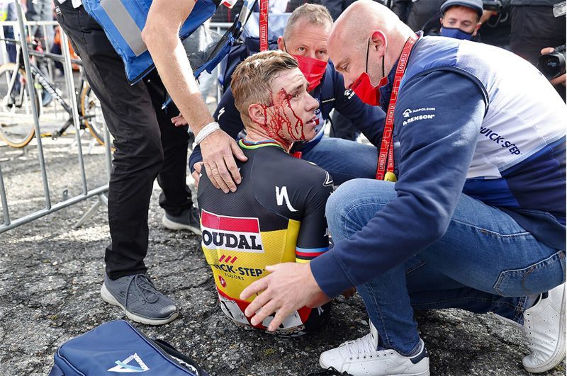 remco evenepoel ensangrentado tras su caida remco evenepoel ensangrentado tras su caida