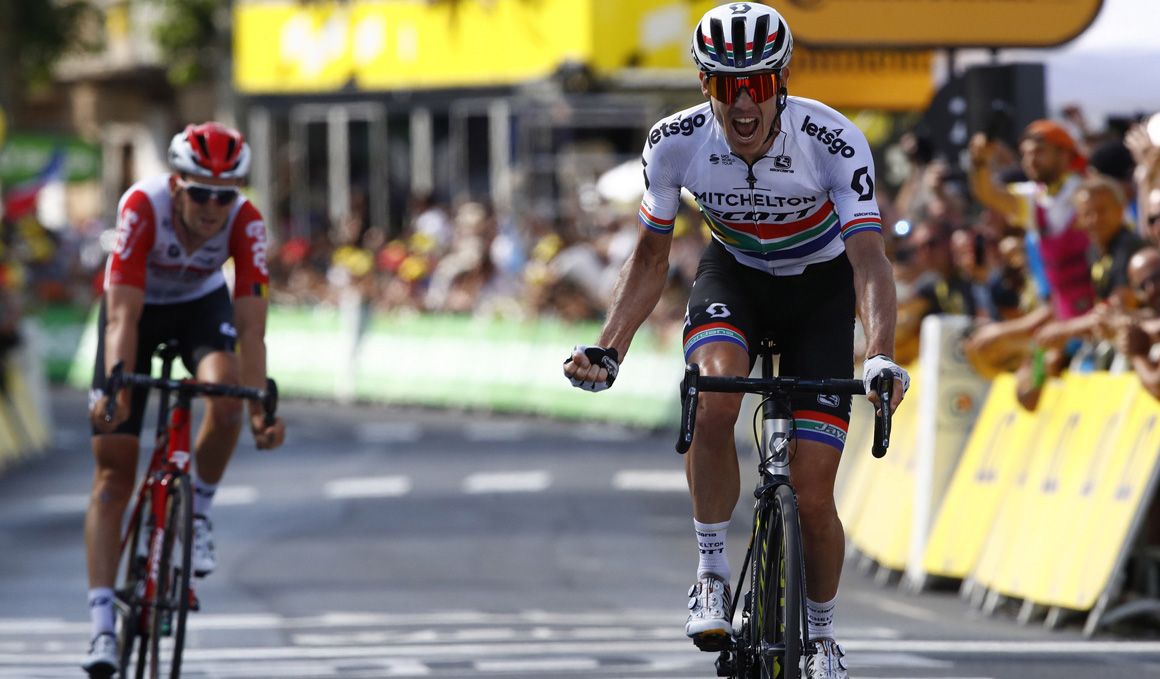 Daryl Impey se impone al sprint sobre Tiesj Benoot, culminando otra fuga maratoniana
