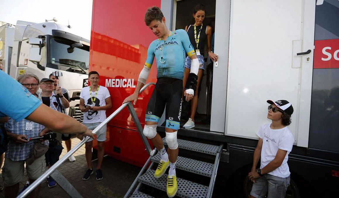 Jakob Fuglsang dice adiós al Tour pero no sufre fracturas