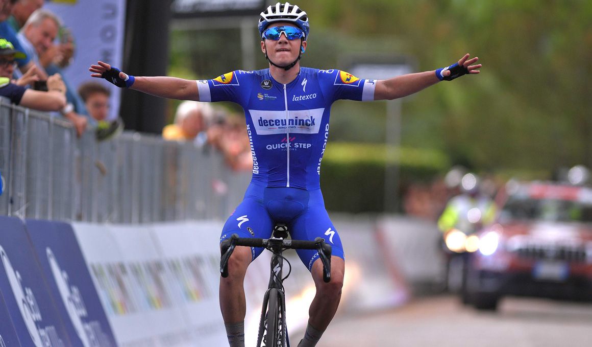 Remco Evenepoel se exhibe en la Adriatica Ionica