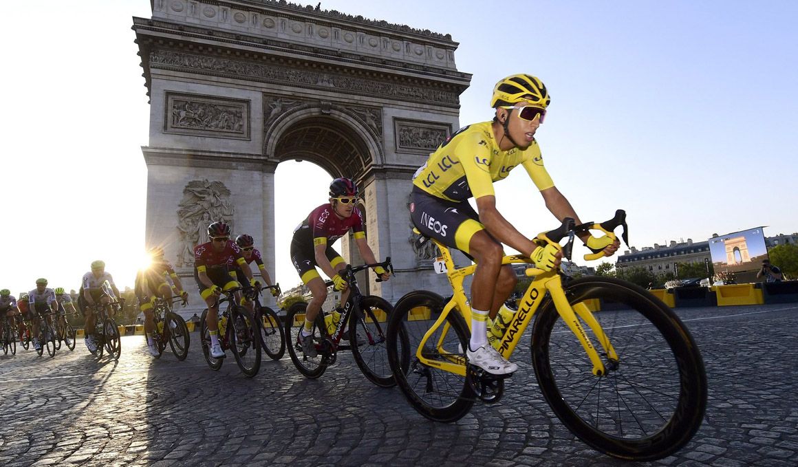 Egan Bernal reina en París y emociona en Colombia
