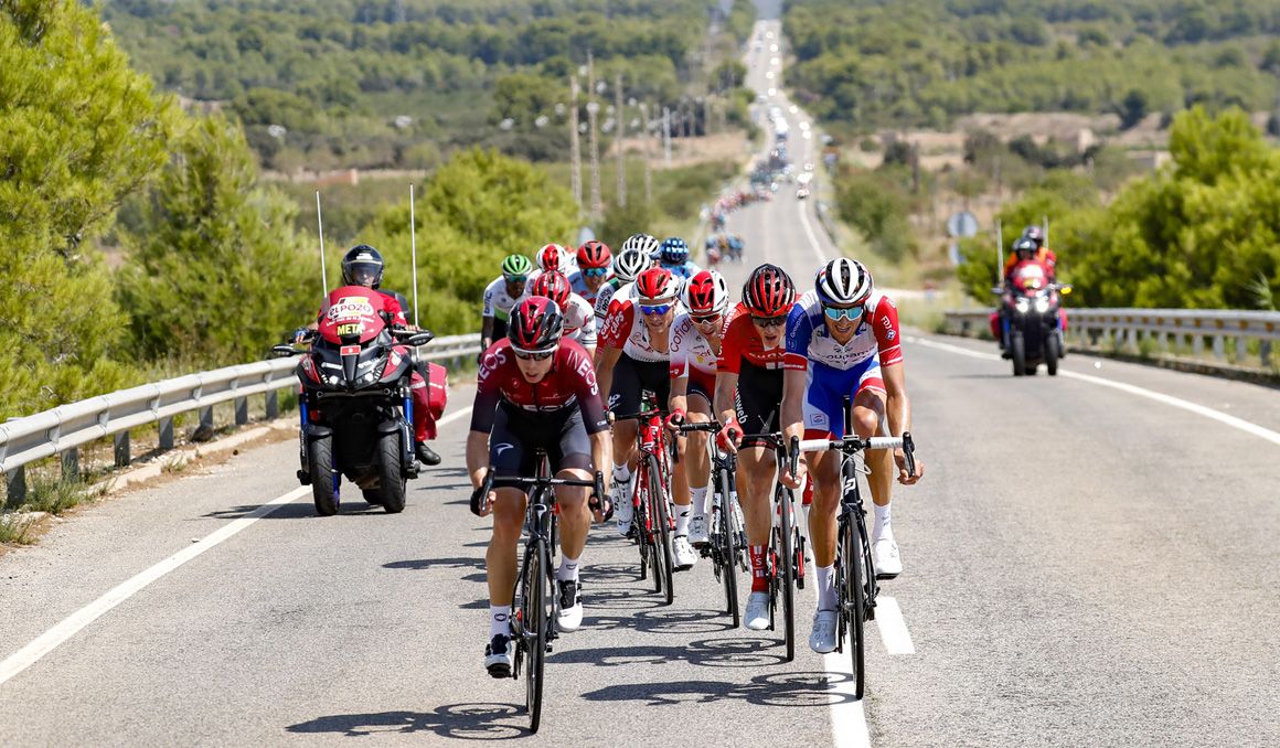 Las Yamaha Niken, siempre al lado del pelotón ciclista de La Vuelta 2019. Foto: Photo Gomez Sport. 