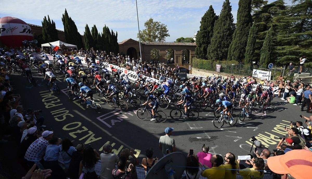 El público se volvió a volcar con el pelotón del Giro dell'Emilia
