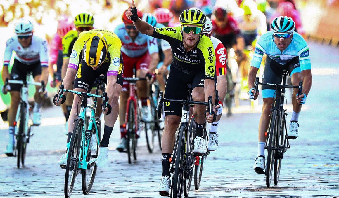 Matteo Trentin (Mitchelton-Scott), victoria y liderato en Gran Bretaña