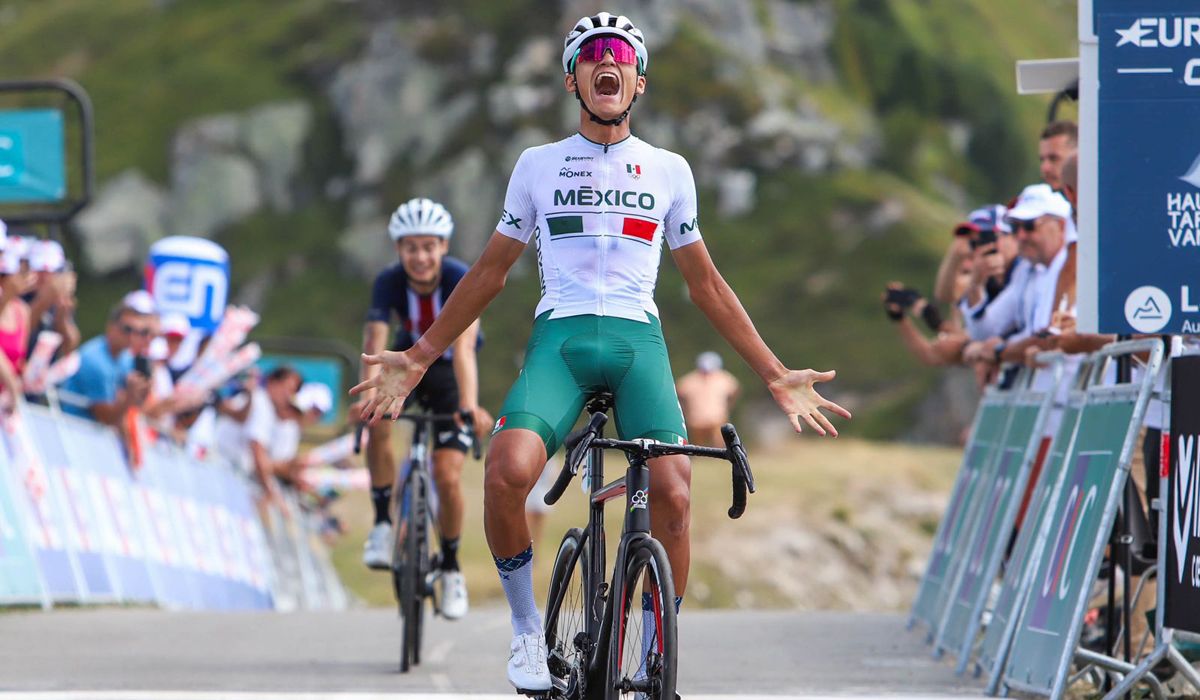 Isaac del Toro celebrando su victoria en el Col de la Loze, en el pasado Tour del Porvenir
