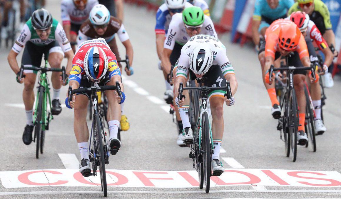 Jakobsen brilla en el día de la coronación de Roglic
