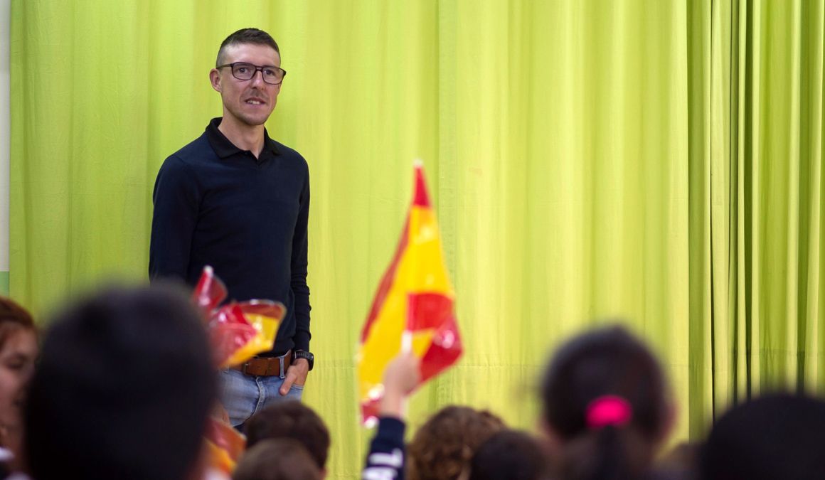 Ángel Madrazo, homenajeado en su colegio, pide a los niños no ponerse barreras