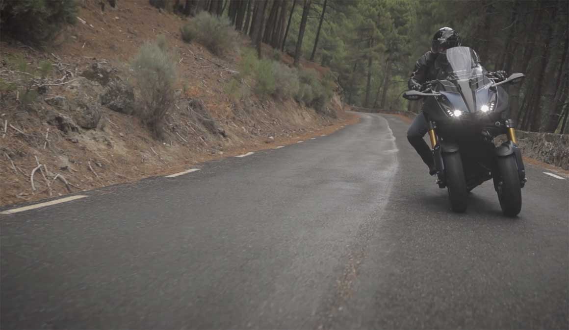 Recorremos la última etapa de La Vuelta a España a bordo de una Yamaha Niken