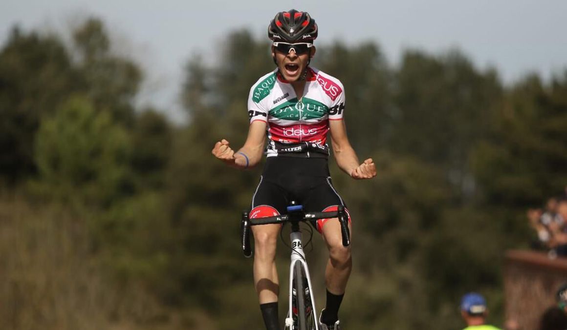 Jon Agirre celebra su victoria en la prueba de Ereño. Foto: Oskar Matxin