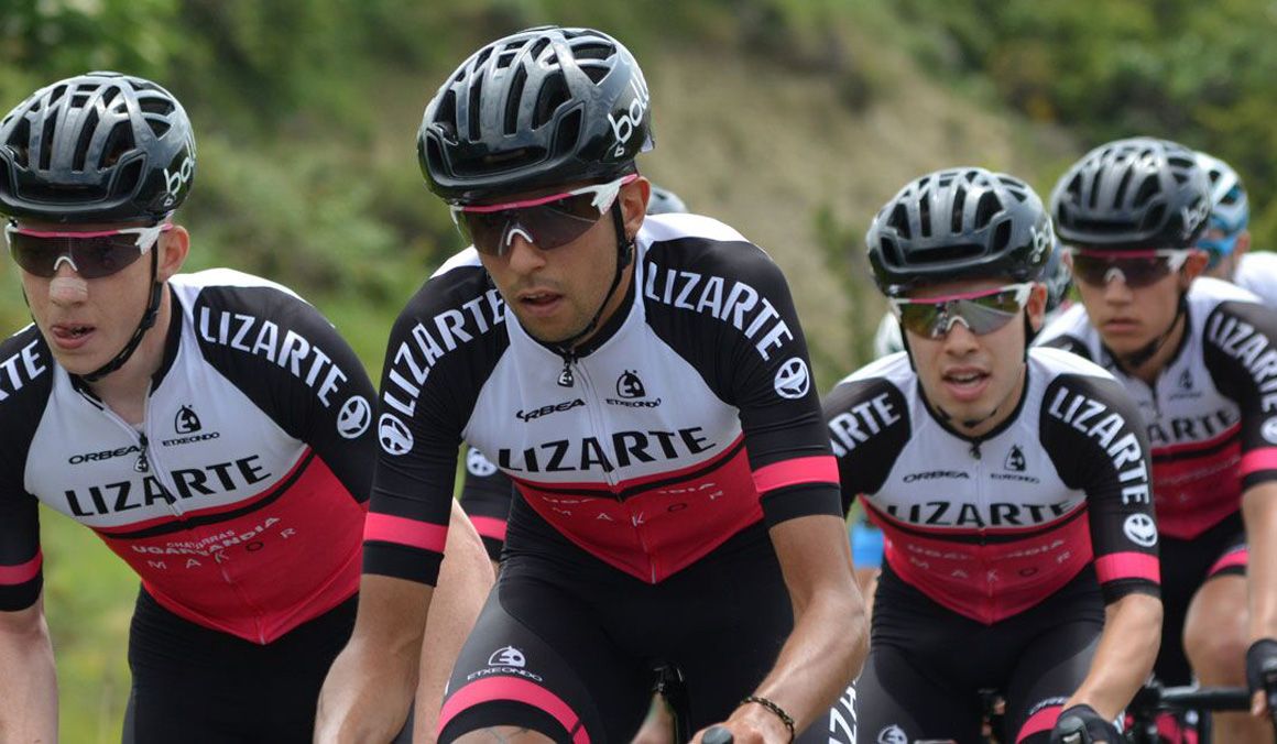 Martí Márquez e Iván Moreno, segundo y tercero desde la izquierda. Foto: Equipo Lizarte.