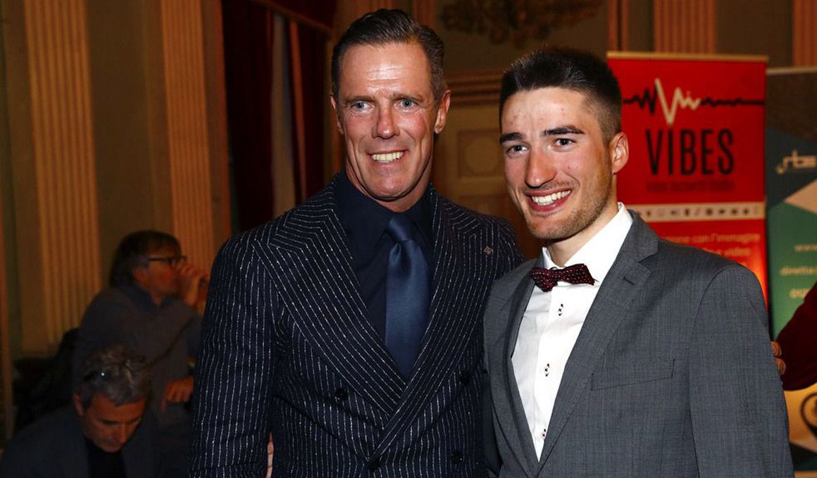 Mario Cipollini (izda) junto a Gianni Moscon, en la presentación del recorrido del Giro de Italia 2019. 