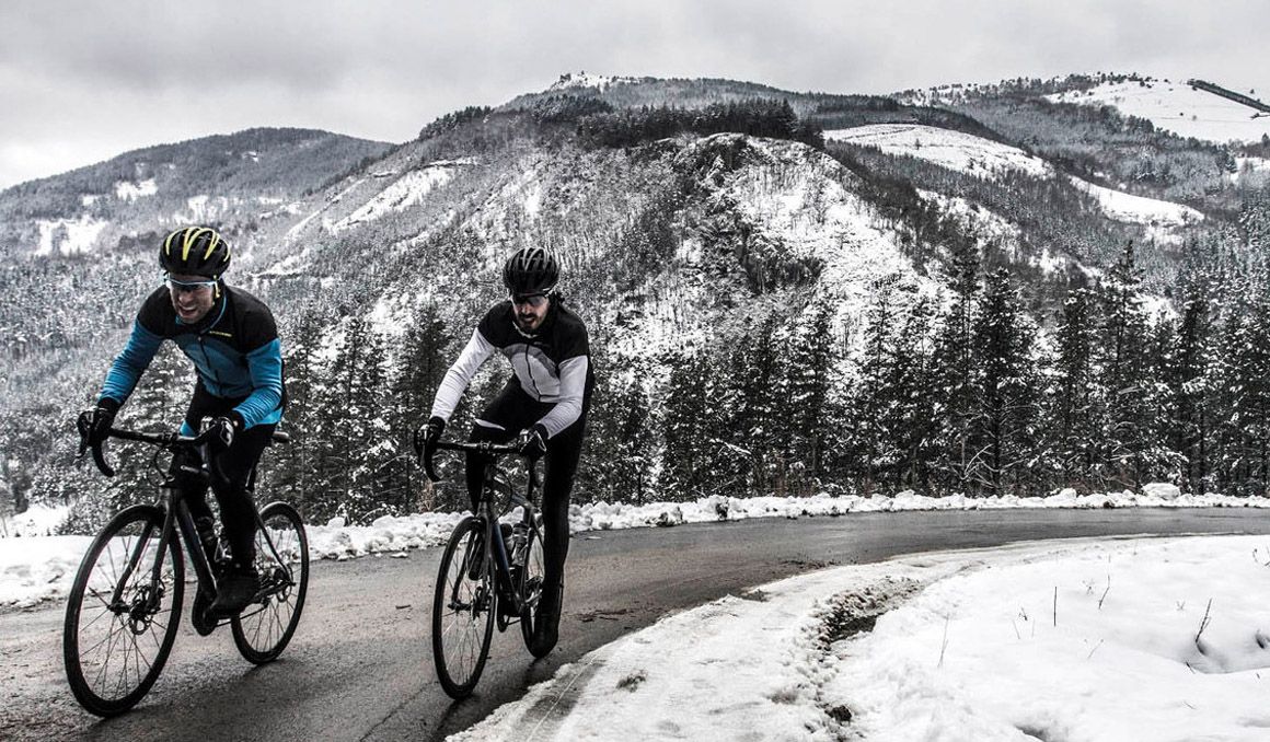 El entrenamiento ciclista  se complica sobremanera en invierno.