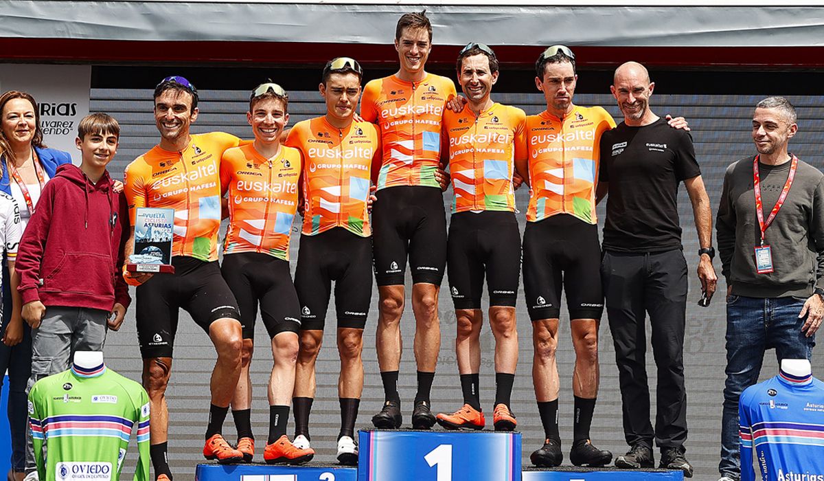Los ciclistas del Euskaltel-Euskadi en el podio de la Vuelta a Asturias como mejor equipo de la carrera