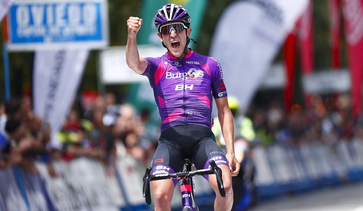Pelayo Sánchez celebrando su victoria en la Vuelta a Asturias