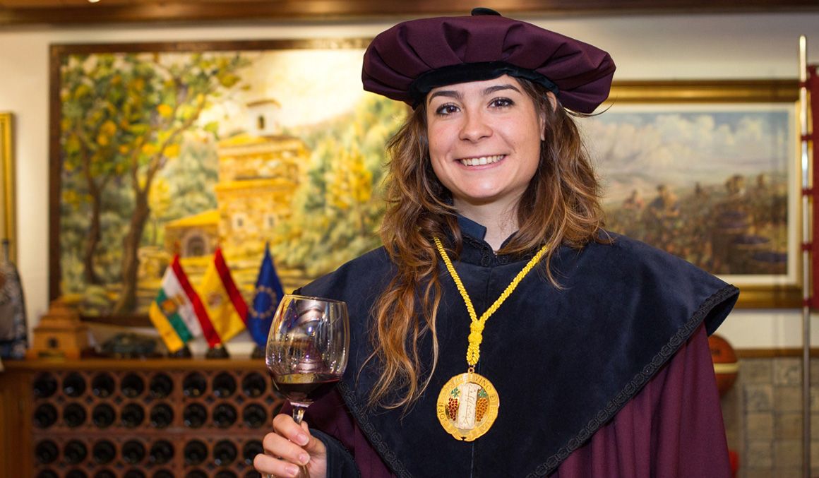 Sheyla Gutiérrez, nueva cofrade del vino de Rioja, quiere "brindar en Tokio"