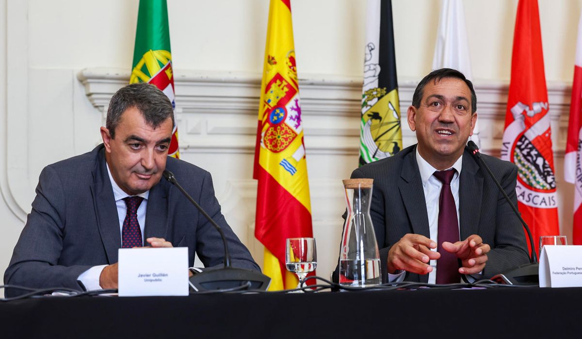Javier Guillén, director de La Vuelta, y Delmino Pereira, presidente de la Federación Portuguesa de Ciclismo, durante la presentación este miércoles en Lisboa de la primera etapa de la 79 edición de la Vuelta a España