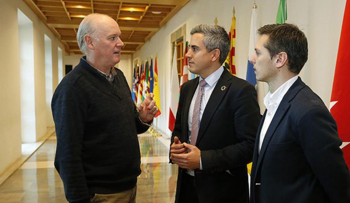 Pablo Zuloaga, vicepresidente de Cantabria, y Mario Iglesias, director de deporte del Gobierno de Cantabria, conversando con el Presidente de la Federación Cántabra de Ciclismo, Juan José Trueba.